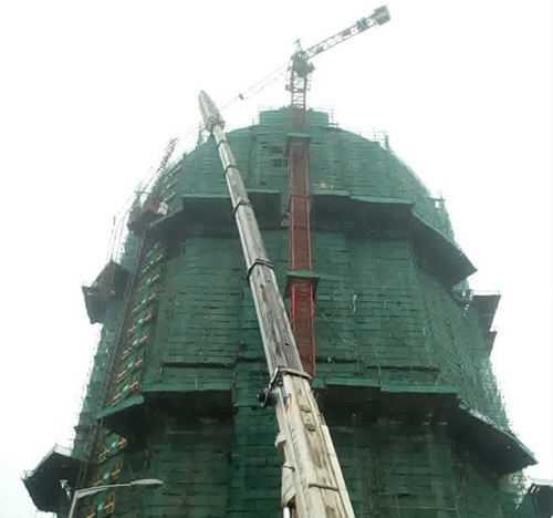 长安吊车在工地上作业